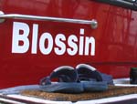 Blossin- der Schriftzug eines roten Motorbootes